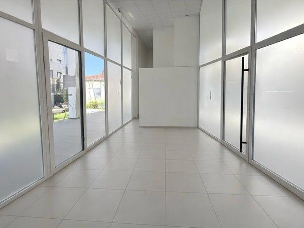 Ambient Komercial me Qira në Rrugën Barrikadave