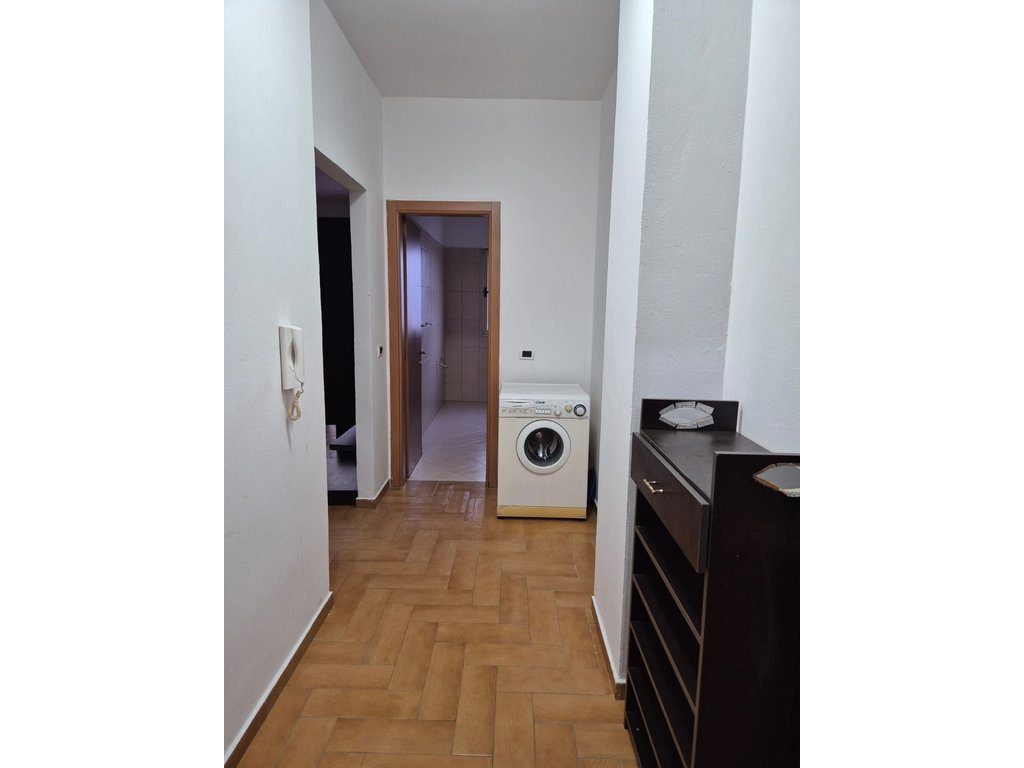 Apartament 2+1 Me Qira në Rruga e Kavajës,perball shkolles Kongresi Manastirit rruga Him Kolli  Tiranë - 700 MIJE LEKE...