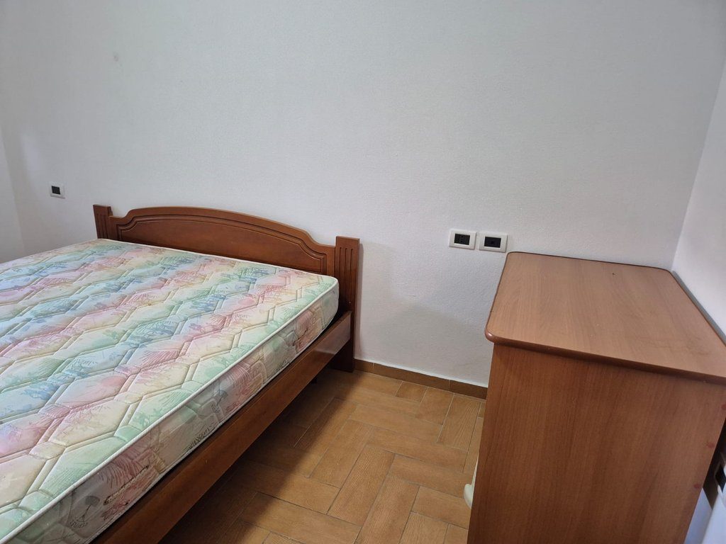 Apartament 2+1 Me Qira në Rruga e Kavajës,perball shkolles Kongresi Manastirit rruga Him Kolli  Tiranë - 700 MIJE LEKE...