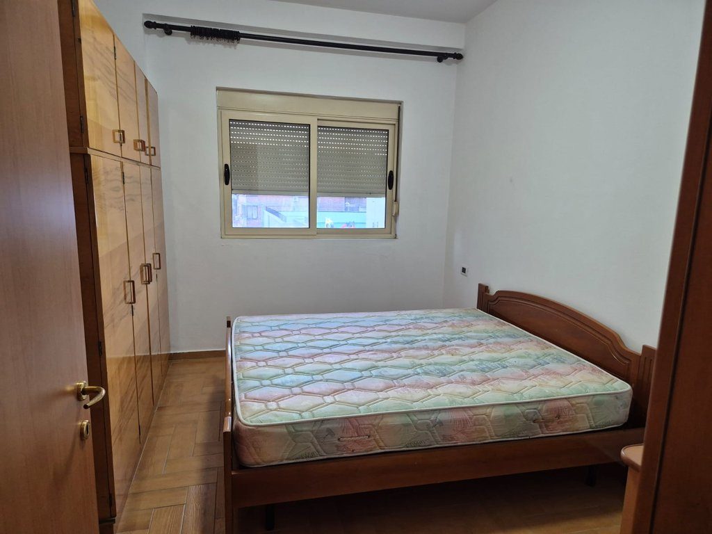 Apartament 2+1 Me Qira në Rruga e Kavajës,perball shkolles Kongresi Manastirit rruga Him Kolli  Tiranë - 700 MIJE LEKE...