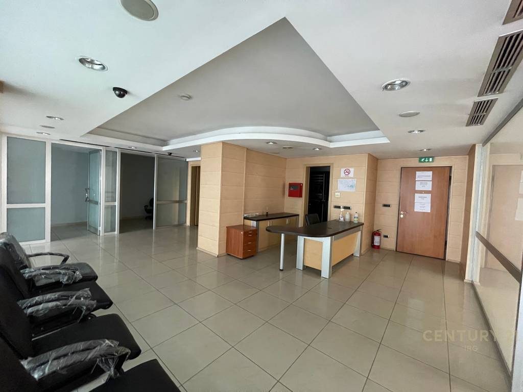 Ambjent komercial 300m2 te mbikalimi i Komunes se Parisit
