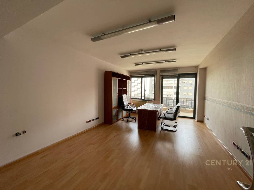 Ambjent komercial 300m2 te mbikalimi i Komunes se Parisit