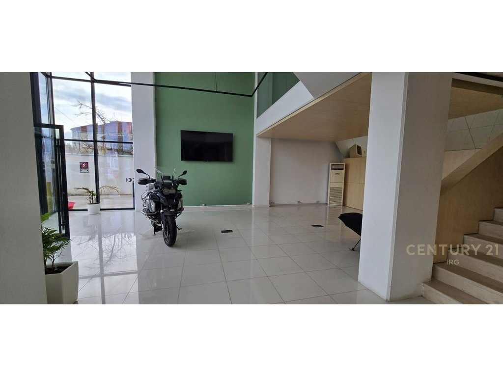 Showroom zyra dhe 2000 m2 parkim per qira!