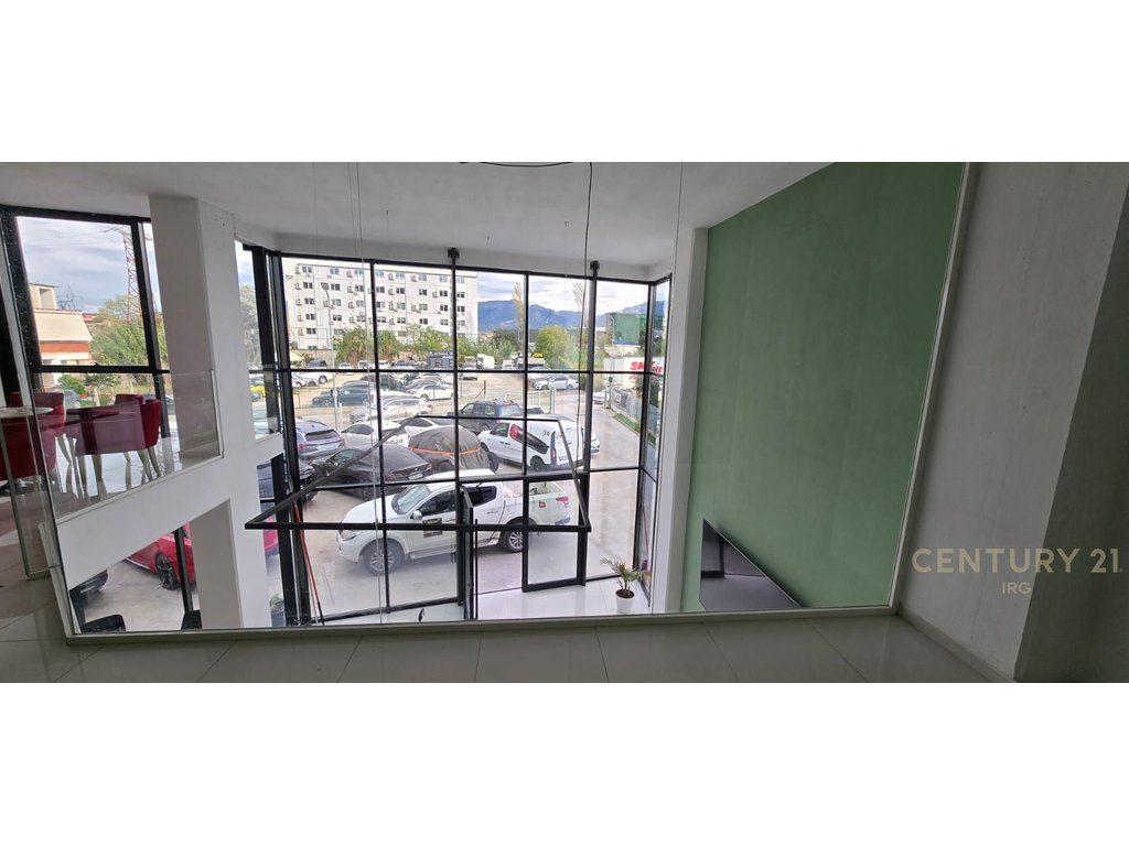Showroom zyra dhe 2000 m2 parkim per qira!