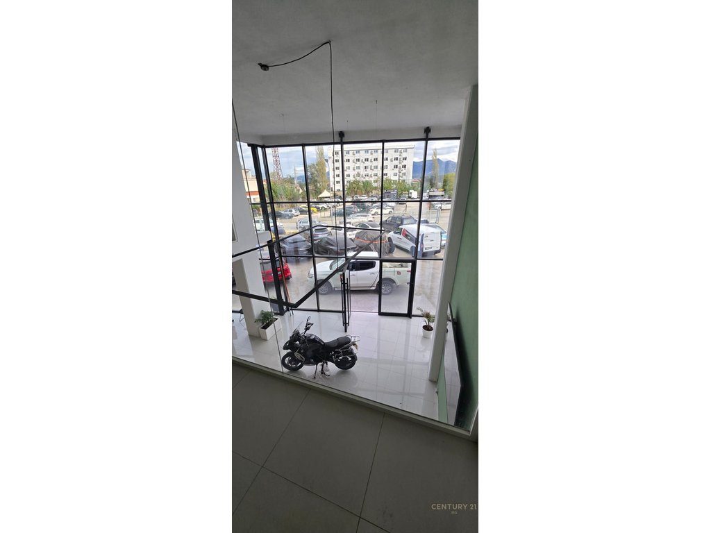Showroom zyra dhe 2000 m2 parkim per qira!