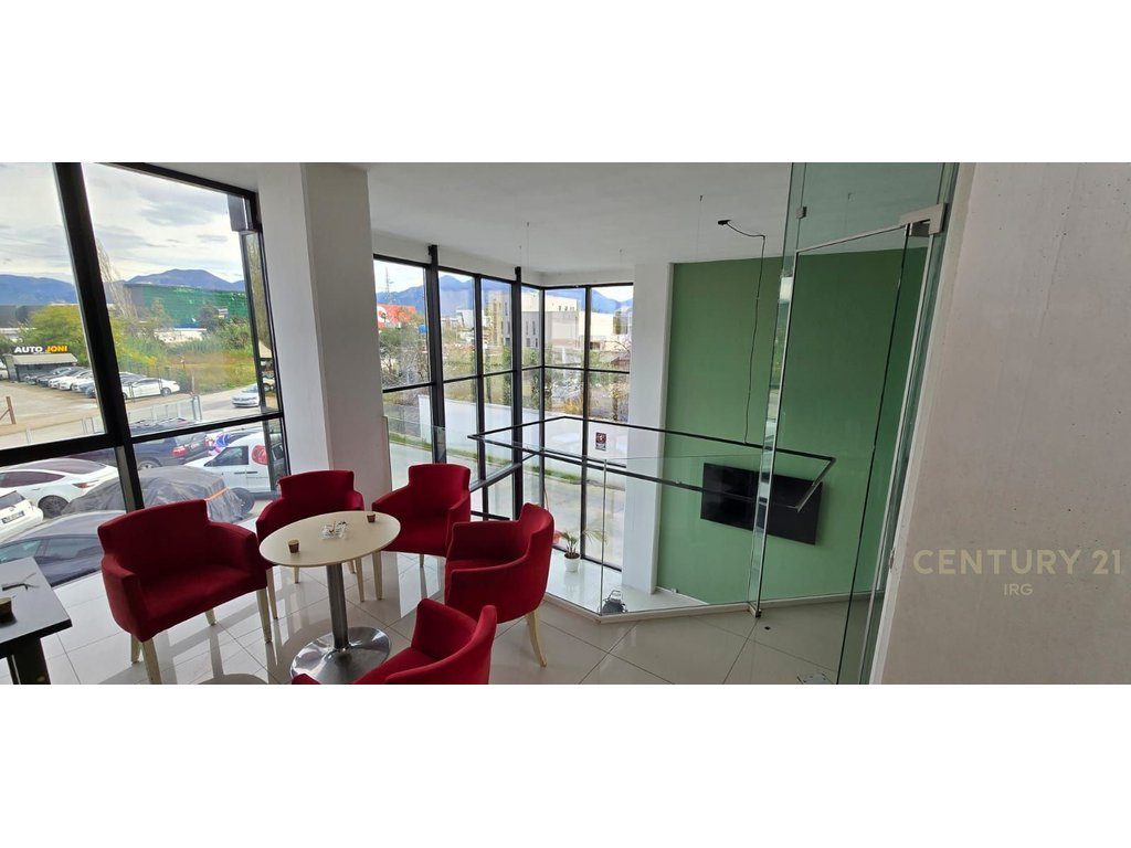 Showroom zyra dhe 2000 m2 parkim per qira!