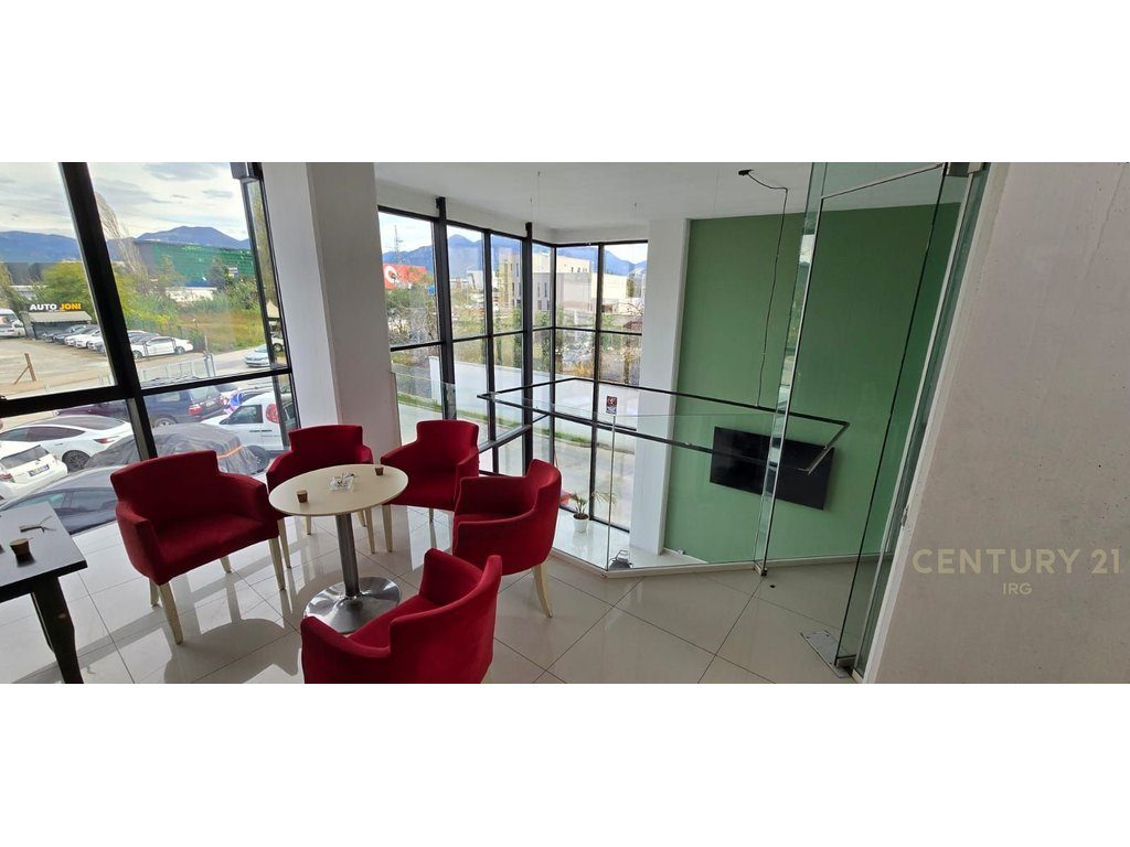 Showroom zyra dhe 2000 m2 parkim per qira!
