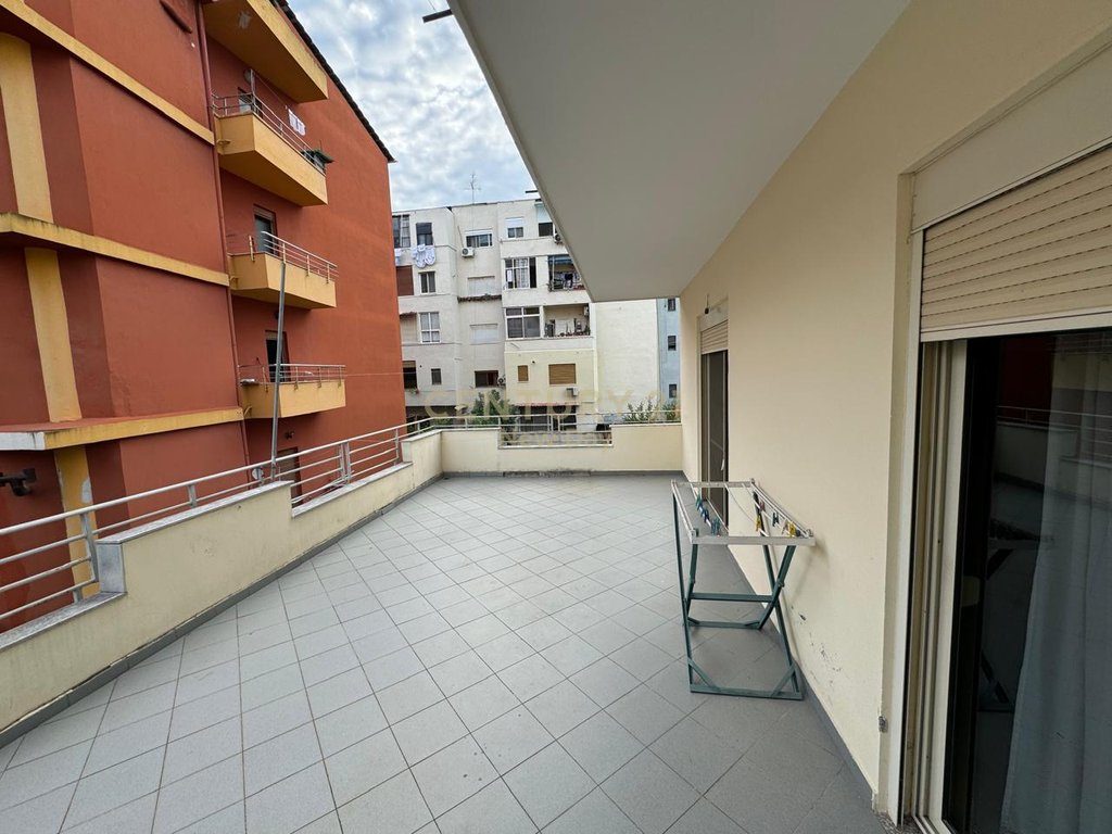 Jepet me qira Apartament 3+1+2 zona Ish-Rajoni.
