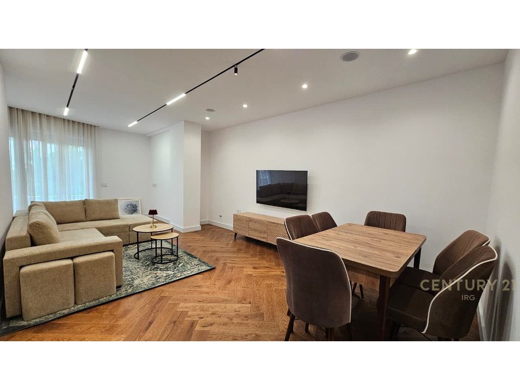 APARTAMENT ME QERA 2+1+2 NË QENDËR.