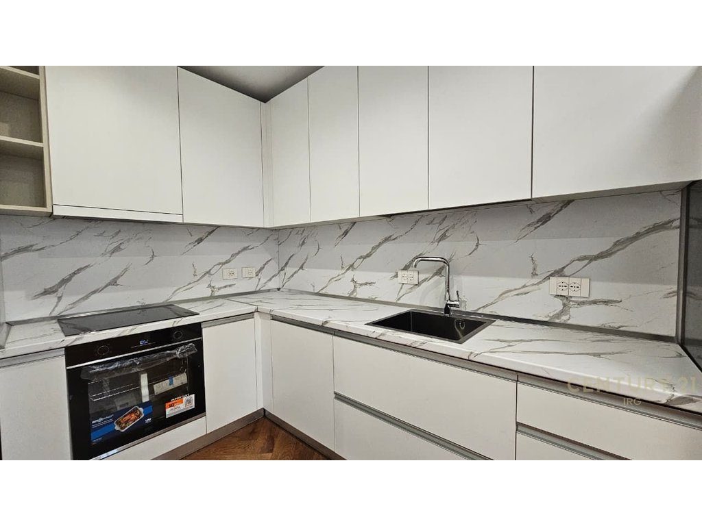 APARTAMENT ME QERA 2+1+2 NË QENDËR.