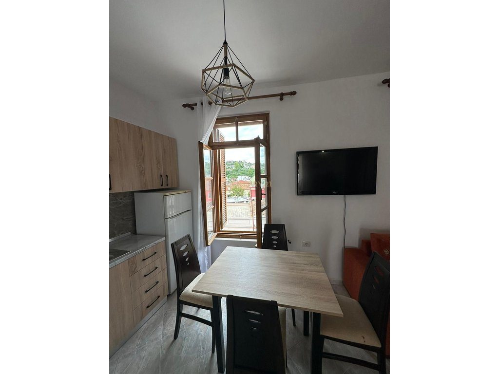 JEPET ME QIRA APARTAMENT 1+1 PRANË QENDRËS HISTORIKE, VLORE!