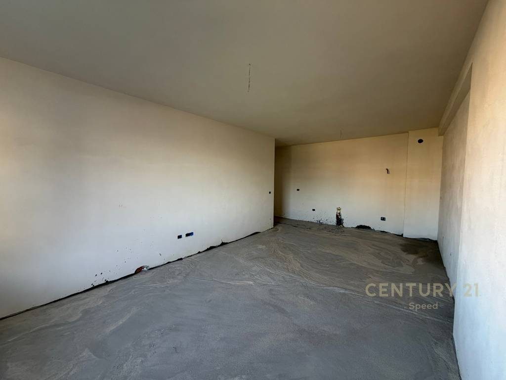 Shesim apartament 3+1+2 ne Paskuqan, prane Bulevardit te Ri!