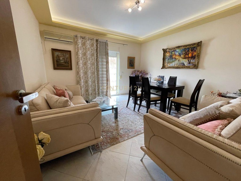 Shitet Apartament 2+1 pranë Gjykatës së Vjetër, Vlorë!!