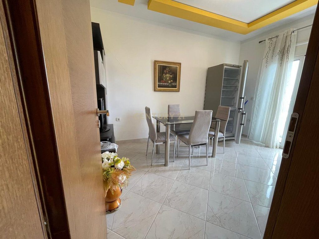 Shitet Apartament 2+1 pranë Gjykatës së Vjetër, Vlorë!!