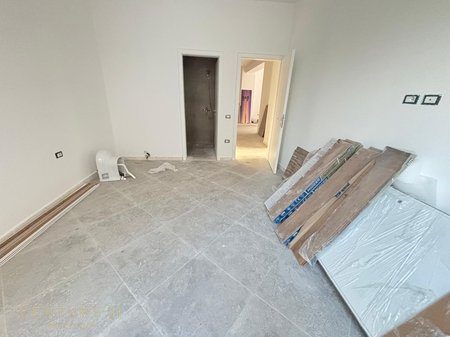Ambient Komercial për Qira në Katin 0 pranë Liqenit të Thatë