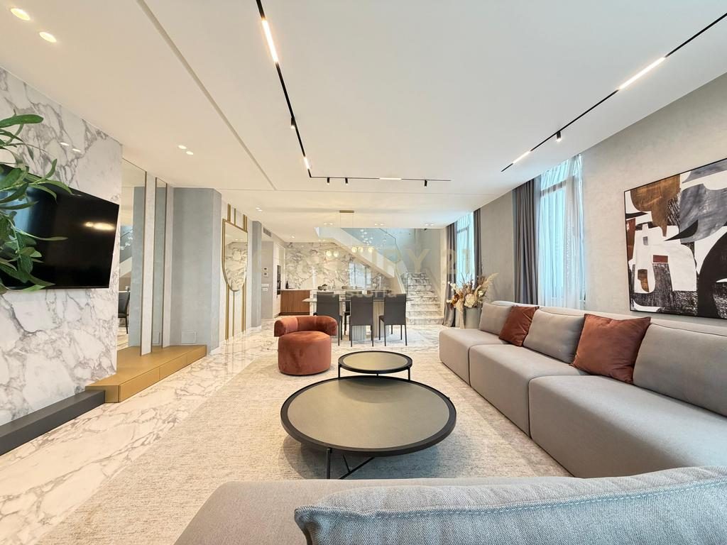 Duplex luksoz 221 m²  + parkim te mbyllur te "Square 21", Tiranë