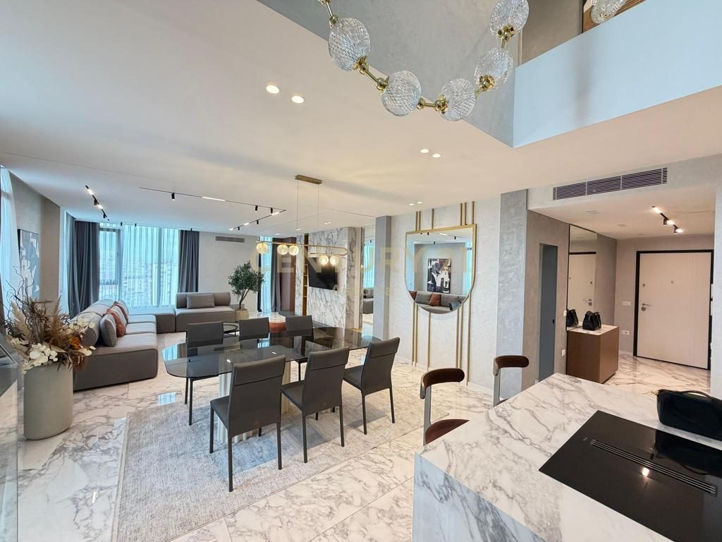 Duplex luksoz 221 m²  + parkim te mbyllur te "Square 21", Tiranë