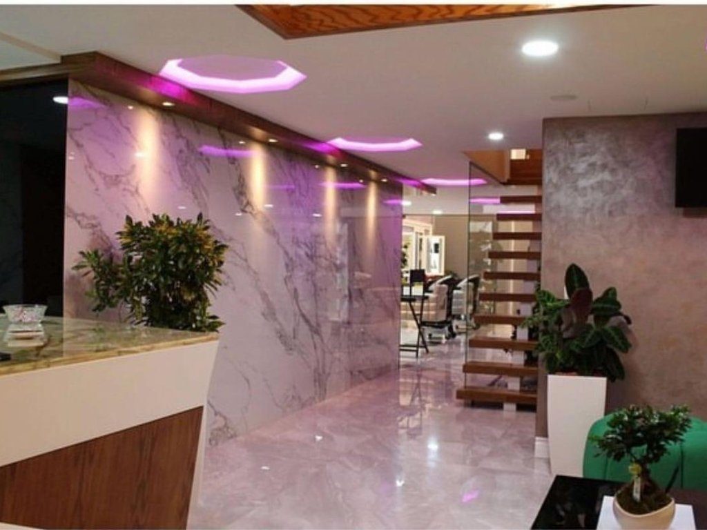 Jepet me Qira – Ambient Duplex i Mobiluar Qender Estetike,  Parukeri