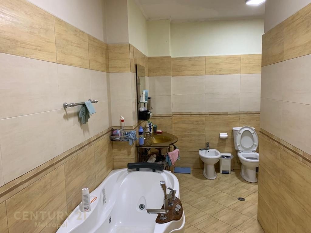 Jepet për qira ambjent për zyra në Elbasan.