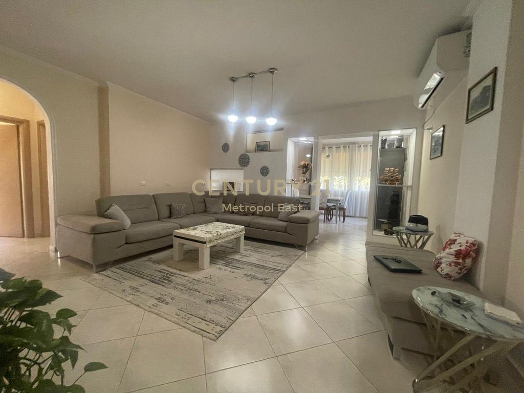 SHITET APARTAMENT KOMOD  2+1+2 ME DRITE DHE HAPESIRE TEK LIQENI I THATE