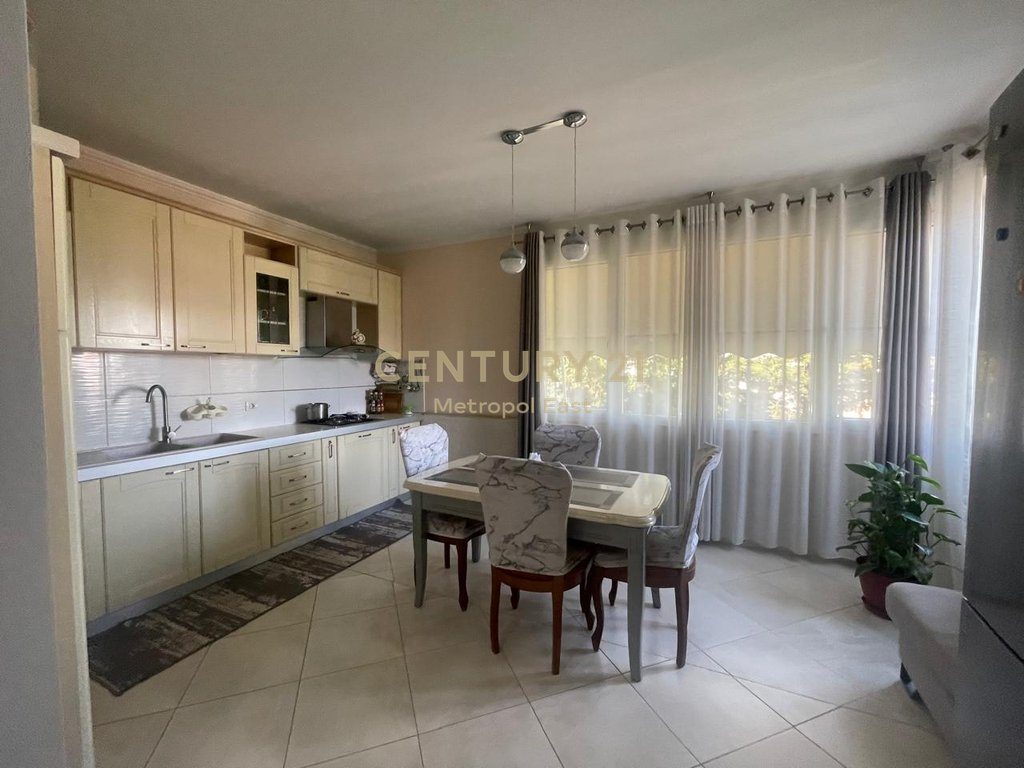 SHITET APARTAMENT KOMOD  2+1+2 ME DRITE DHE HAPESIRE TEK LIQENI I THATE