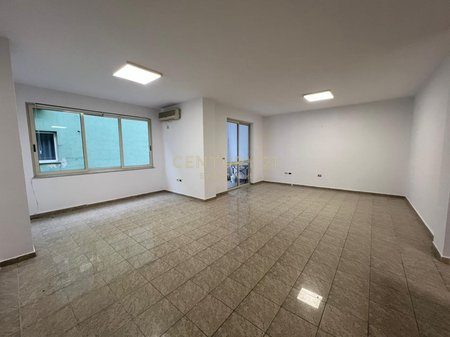 Ambjent per zyra me qira, Rruga Brigada VIII, "Bllok" - 130 m2