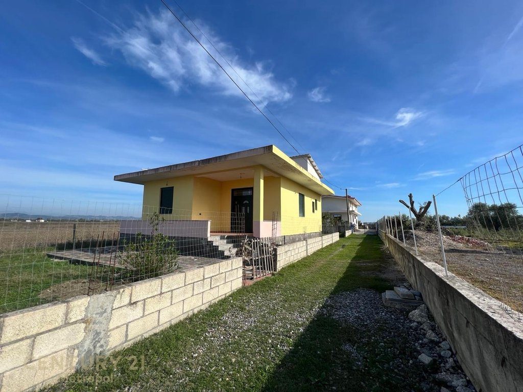 Shitet shtëpi private vetem 350 mt nga plazhi  me 1,300 m² truall në Karpen, Kavajë