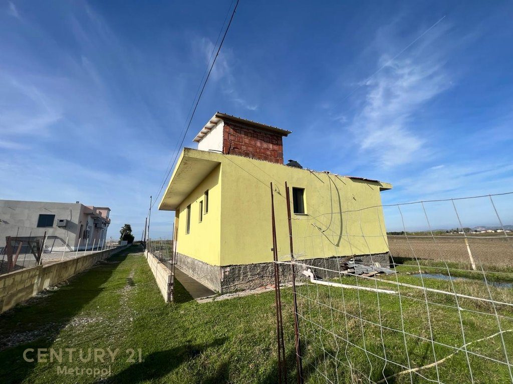 Shitet shtëpi private vetem 350 mt nga plazhi  me 1,300 m² truall në Karpen, Kavajë