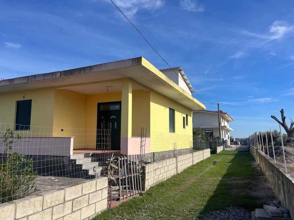 Shitet shtëpi private vetem 350 mt nga plazhi  me 1,300 m² truall në Karpen, Kavajë