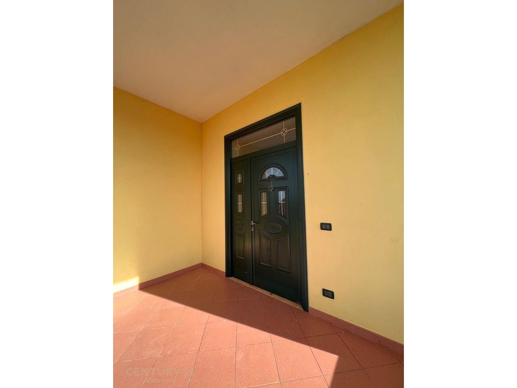 Shitet shtëpi private vetem 350 mt nga plazhi  me 1,300 m² truall në Karpen, Kavajë