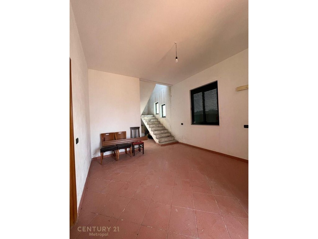 Shitet shtëpi private vetem 350 mt nga plazhi  me 1,300 m² truall në Karpen, Kavajë