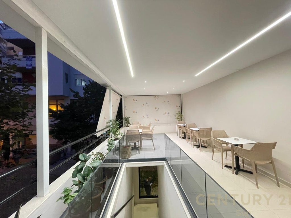 HOTEL PËR SHITJE PRANË PORTIT NË VLORË!