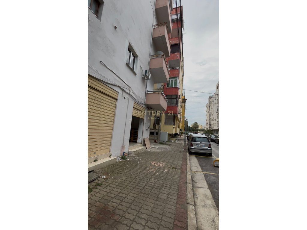 Ambient Komercial Për Shitje në Plazh Hekurudha, 20 m nga deti Durrës