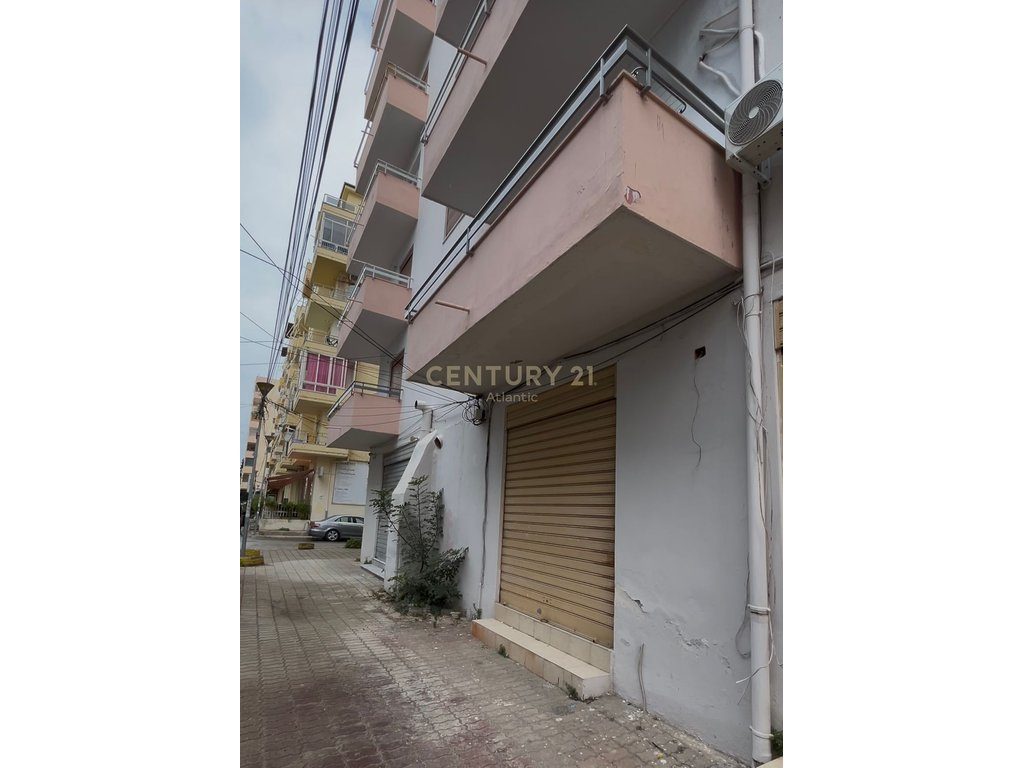 Ambient Komercial Për Shitje në Plazh Hekurudha, 20 m nga deti Durrës