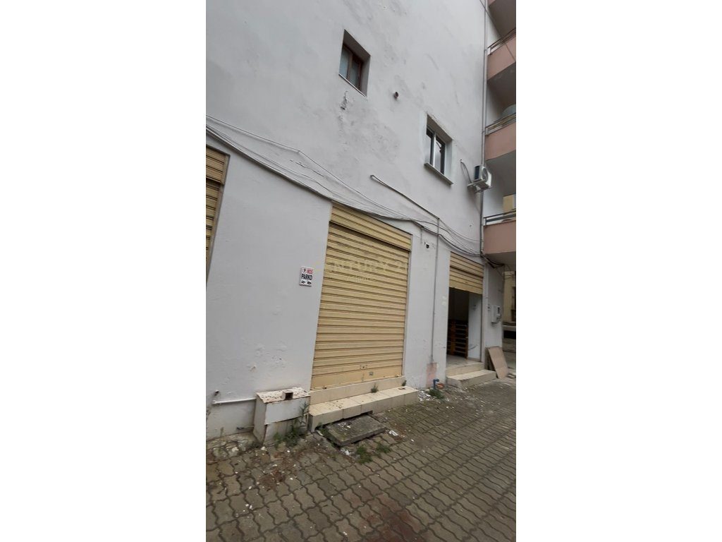 Ambient Komercial Për Shitje në Plazh Hekurudha, 20 m nga deti Durrës