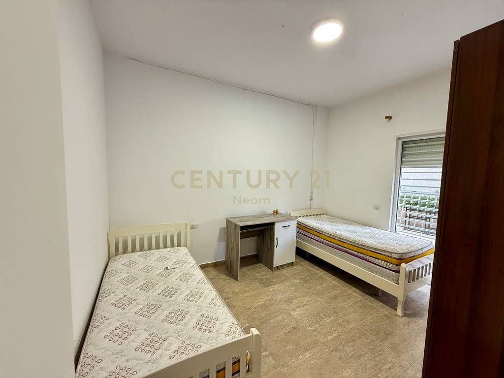 Shitet Apartament 2+1+2 Rruga Peti Te Liqeni i Thate!
