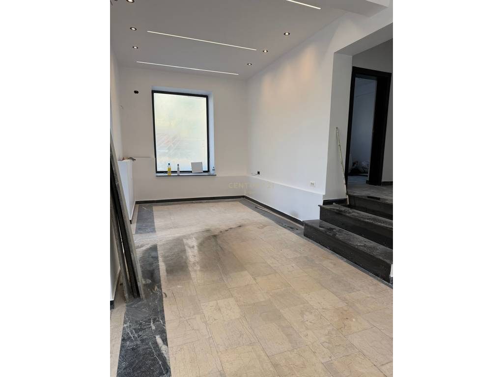Shitet Ambient Komercial 65 m² – Buzë Rruge, pranë Shkollës "Harry Fultz"