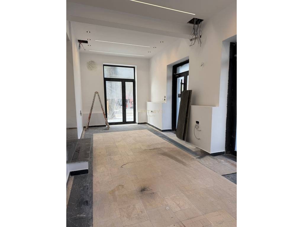 Shitet Ambient Komercial 65 m² – Buzë Rruge, pranë Shkollës "Harry Fultz"
