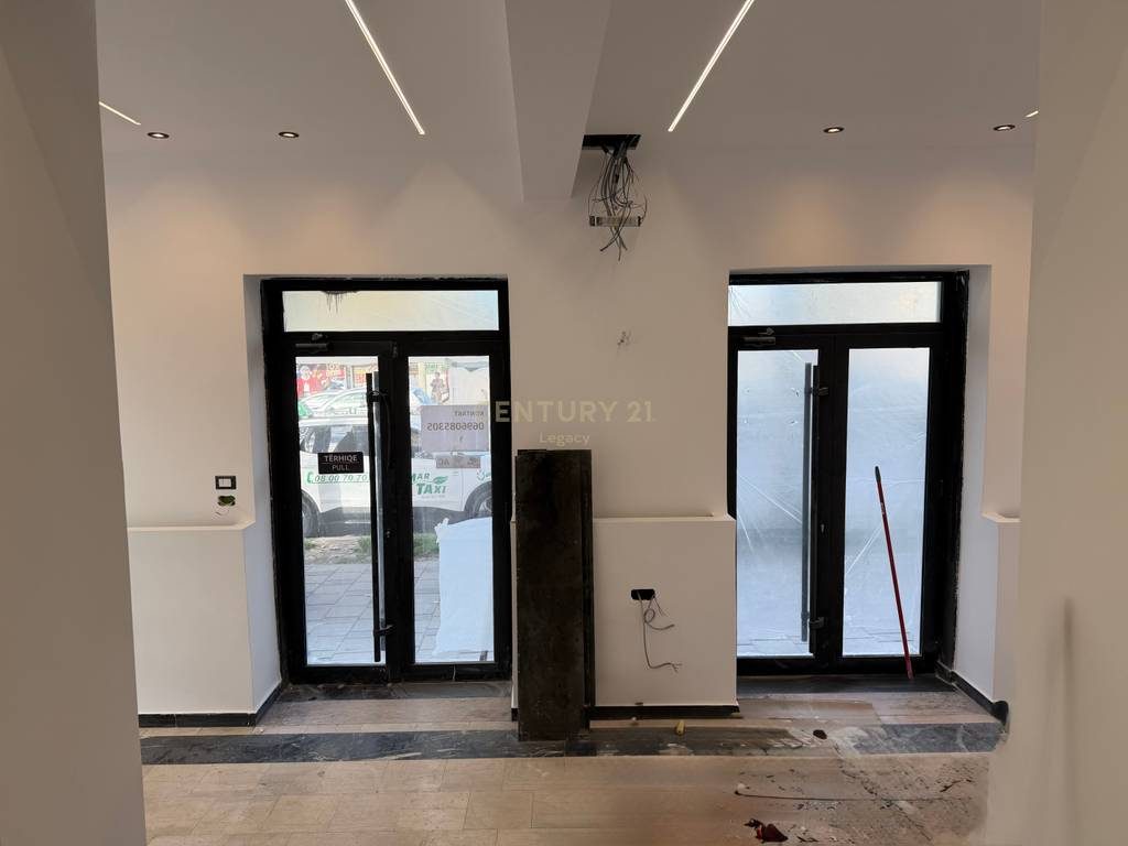 Shitet Ambient Komercial 65 m² – Buzë Rruge, pranë Shkollës "Harry Fultz"