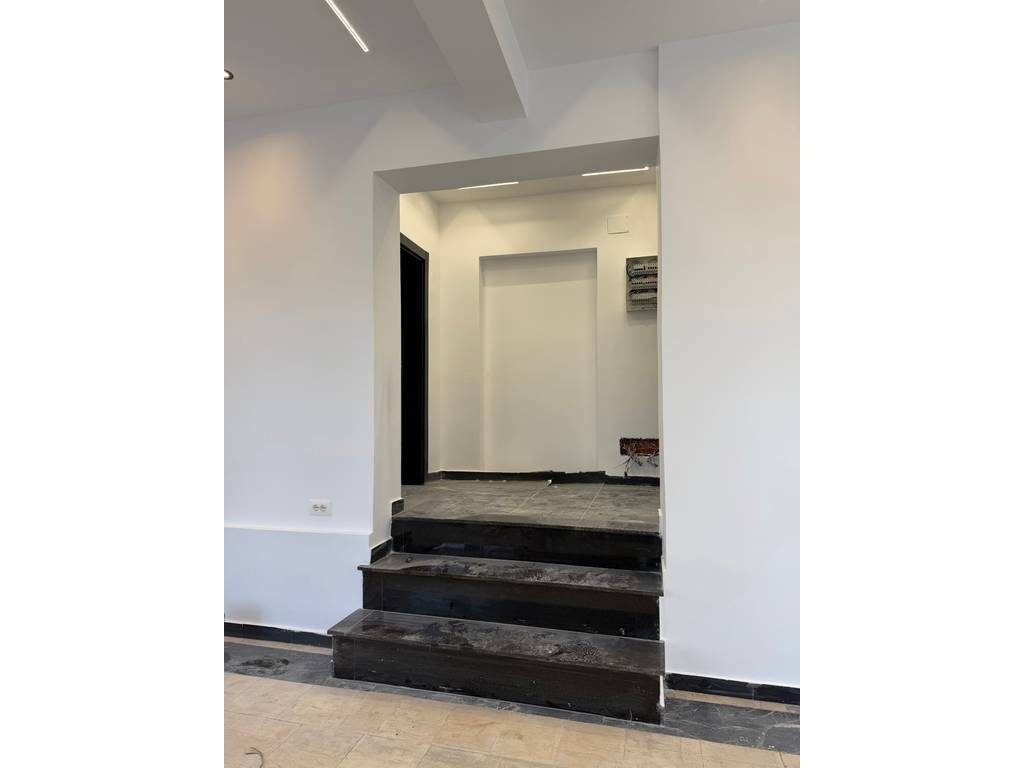 Shitet Ambient Komercial 65 m² – Buzë Rruge, pranë Shkollës "Harry Fultz"
