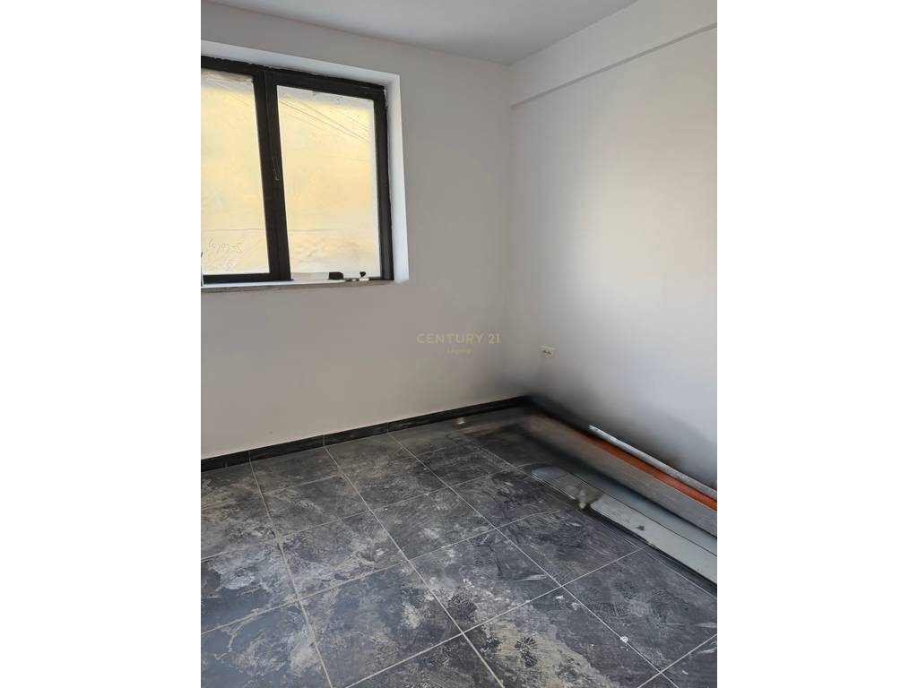Shitet Ambient Komercial 65 m² – Buzë Rruge, pranë Shkollës "Harry Fultz"