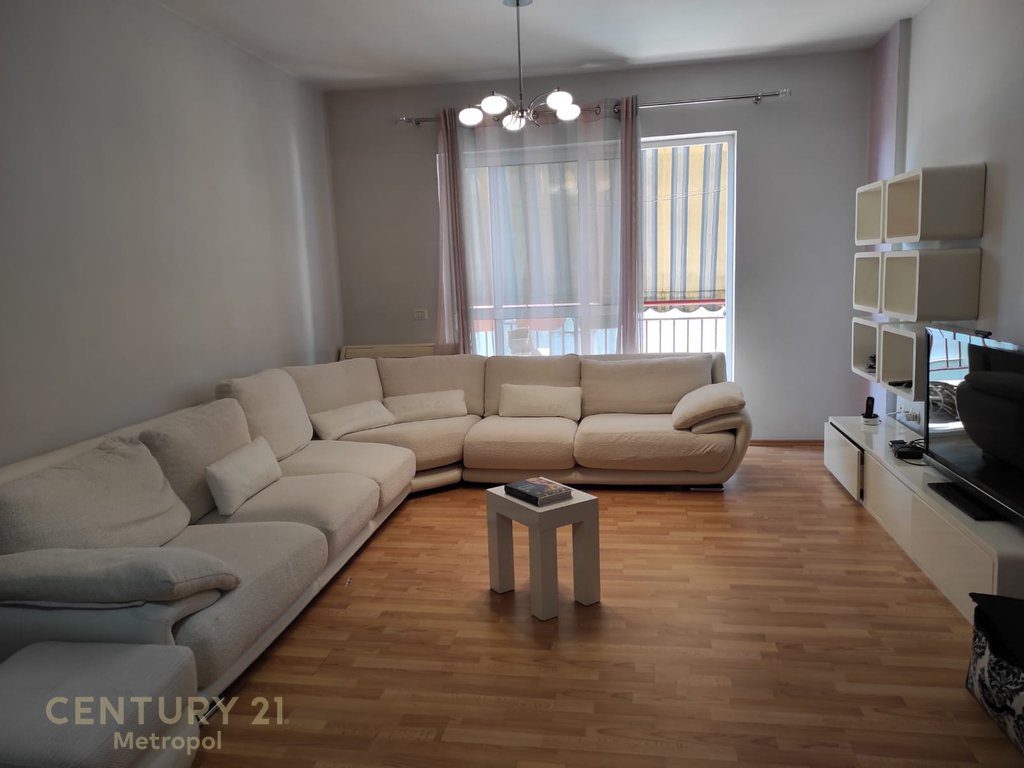 APARTAMENT 2+1+2 PER QERA PRANE QENDRES !