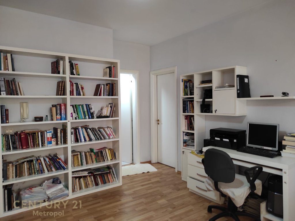 APARTAMENT 2+1+2 PER QERA PRANE QENDRES !
