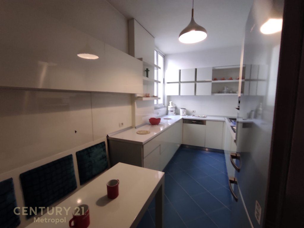 APARTAMENT 2+1+2 PER QERA PRANE QENDRES !