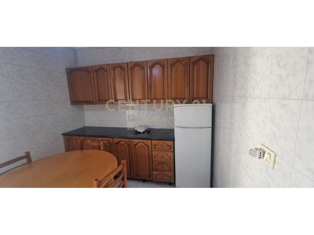 Apartament 2+1 me kuzhinë të veçuar dhe 2 ballkone për QIRA – Laprakë, Tiranë