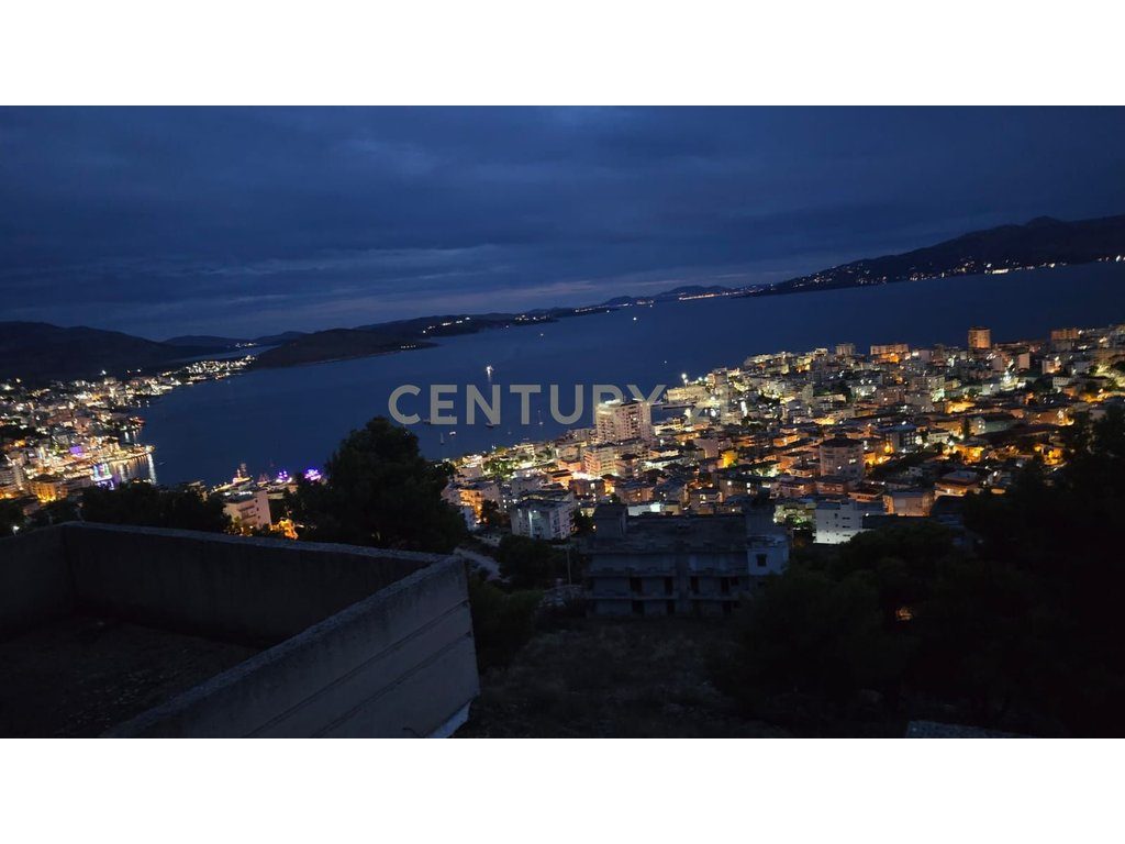 Vilë në ndërtim me pamje mahnitëse nga deti – Sarandë