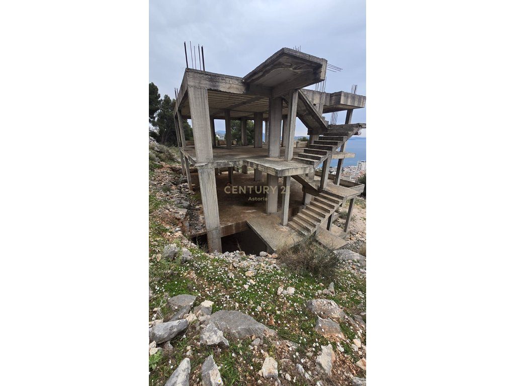 Vilë në ndërtim me pamje mahnitëse nga deti – Sarandë