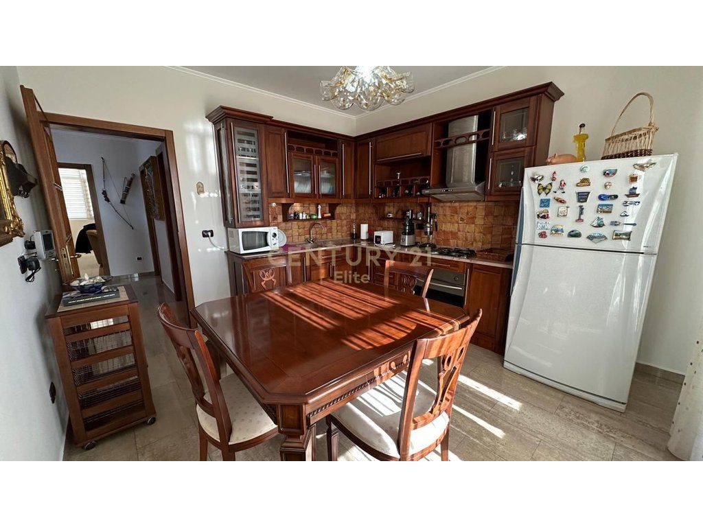 Shitet, Apartament 2+1+2, Rruga e Barrikadave