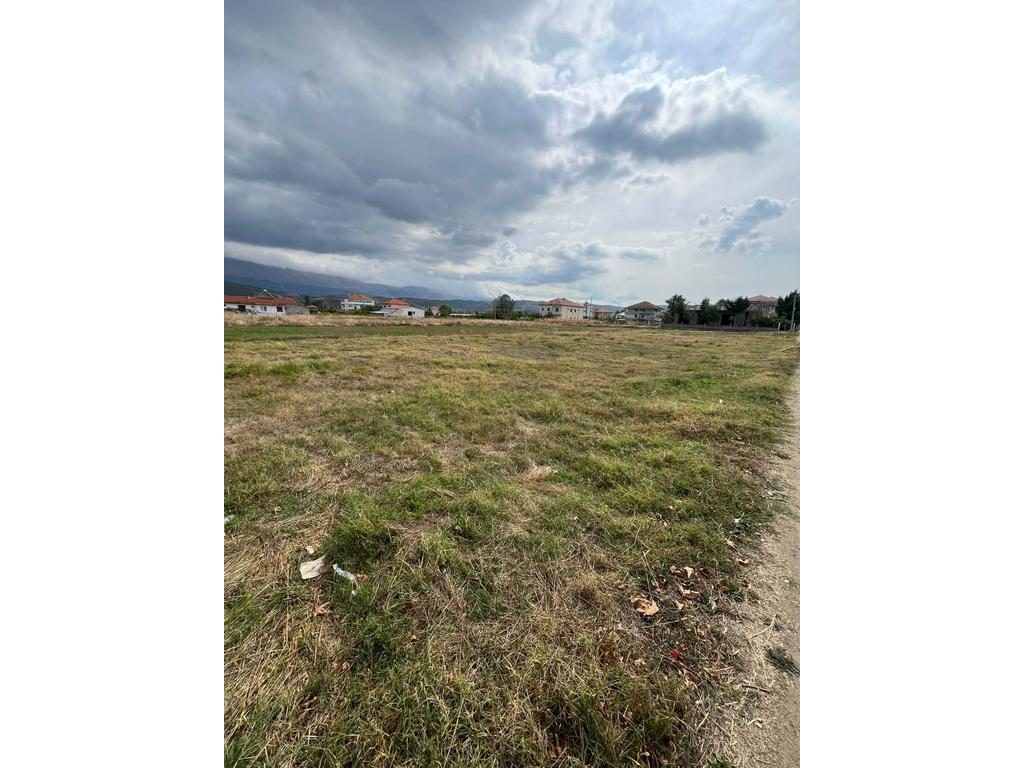 Shitet Tokë në Pogradec, Vetëm 30 m nga Liqeni