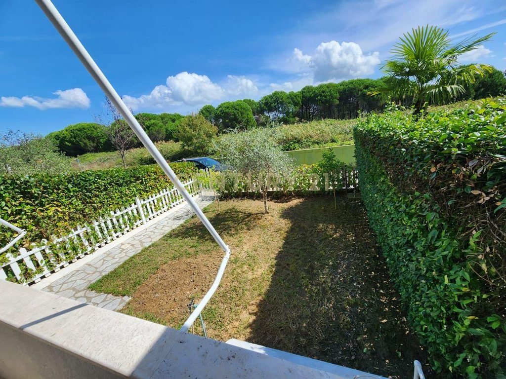 Shitet apartament 1+1 në kompleksin turistik-rezidencial Lura 3, Gjiri i Lalëzit.